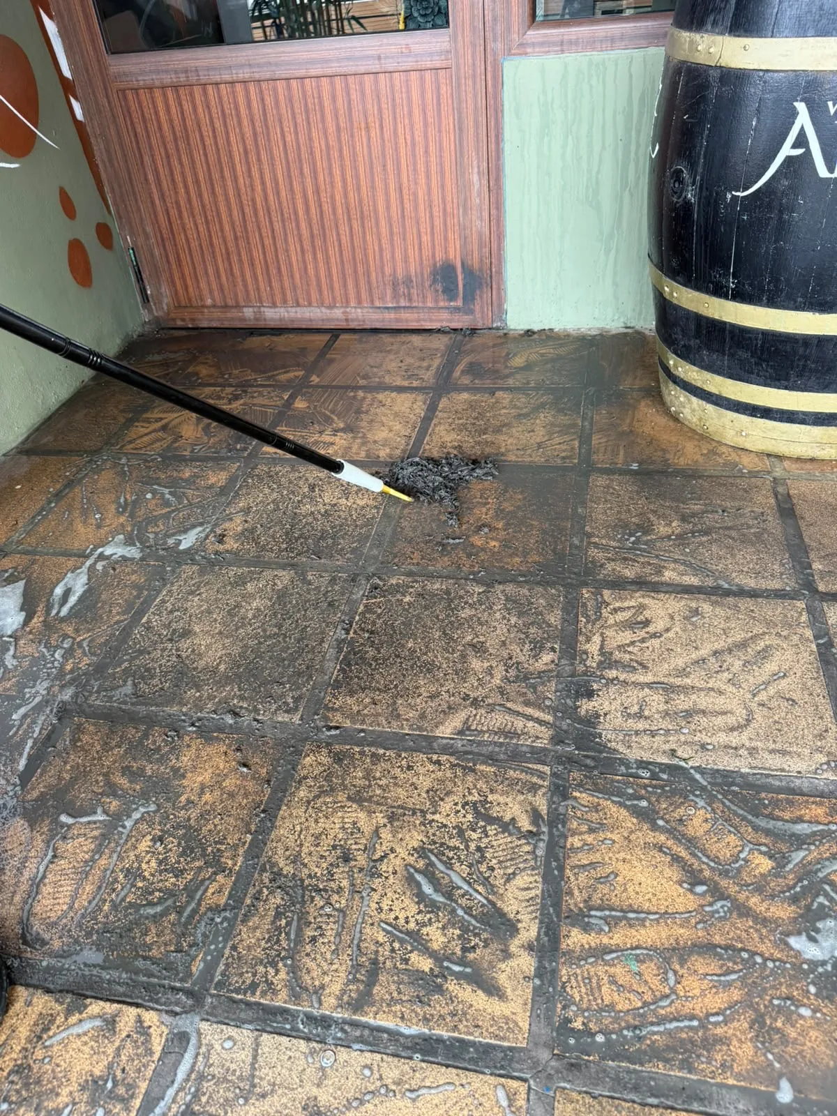 SplendidaClean operative using a high-pressure lance with pre-treatment foam to lift bonded soiling from the tiled entrance floor at Centro Comercial Flamenca Beach.