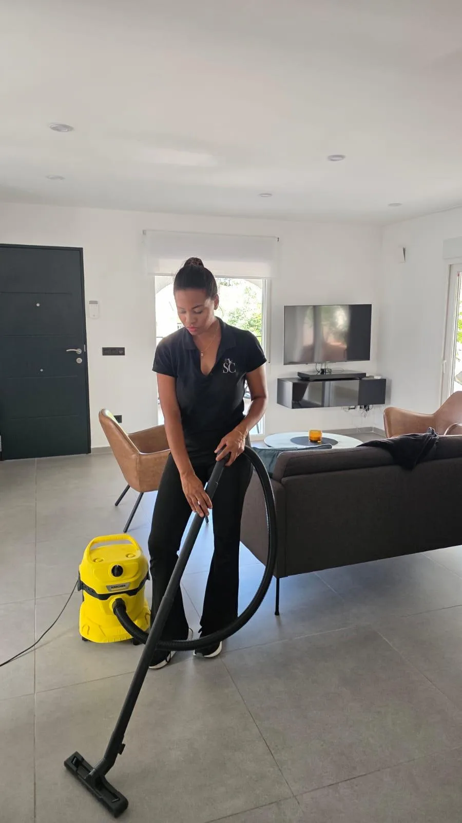 SplendidaClean operative cleaning the entrance hall floor of a villa in Orihuela Costa
